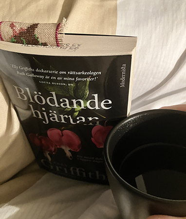 Nästan halvvägs i Blödande hjärtan o kaffe på sängen