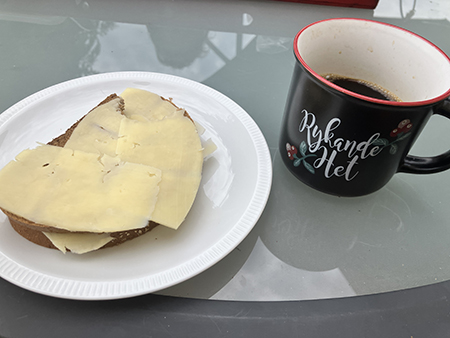 Ostsmörgås och kaffe