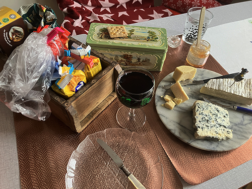 Ostbricka med kex calvadosmarmelad rödvin