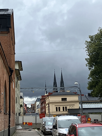 Regntunga skyar vid järnvägsövergången St Persgatan