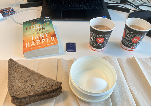 Skrivbordslunch tisdag med italiensk trekantsmacka mörk kokt ägg o En förlorad man