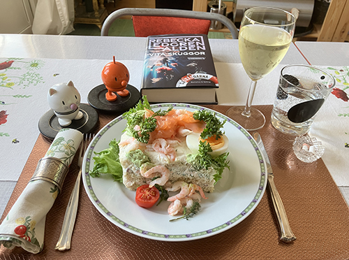 Smörgåstårtbit från ICA Torgkassen Hopptisarna riesling o Vita skuggor