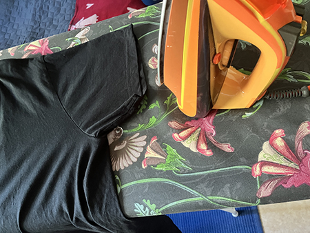 Stryker svart tischa med orange strykjärn Stryker svart tischa med orange strykjärn