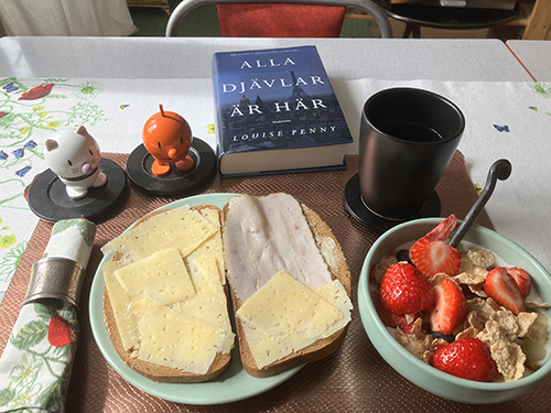 Tisdagsfrukost med Hopptisarna Alla djävlar är här mackor fil med bl a jordgubbar o ett par solstrålar Tisdagsfrukost med Hopptisarna Alla djävlar är här mackor fil med bl a jordgubbar o ett par solstrålar