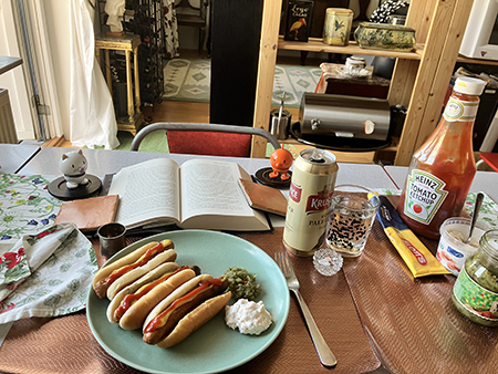 Tre grillade kycklingkorvar med bröd bostongurka räksallad bokuppslag Hopptisarna öl