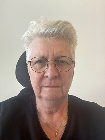 Trött och oklippt på eftermiddagen selfie