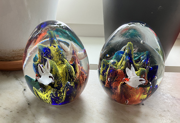 Två glasägg från Helping Hand