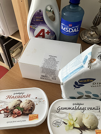 Tvättmedel vattenflaska smörgåstårta i låda knäcke glass Tvättmedel vattenflaska smörgåstårta i låda knäcke glass