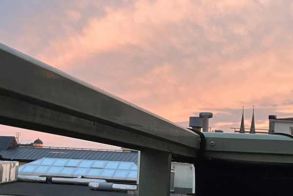 Utsikt från balkongen julikväll Uppsala slott domkyrkotornen räcke