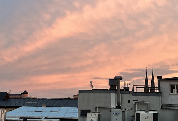 Utsikt från balkongen julikväll Uppsala slott domkyrkotornen