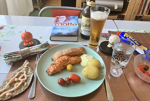 Varmrökt lax med potatis Hollandaisesås tomater knäcke med kaviar Eriksbergöl Vintereld Hopptisarna