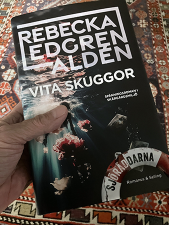 Vita skuggor av Rebecka Edgren Aldén i min hand