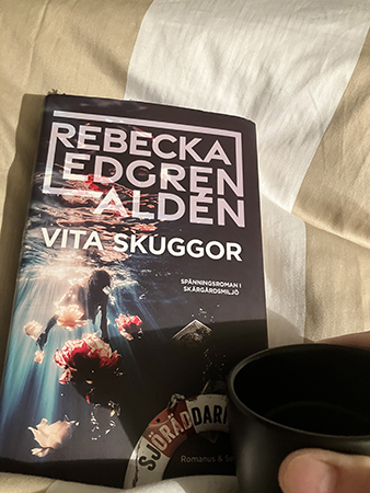 Vita skuggor och kaffe på sängen