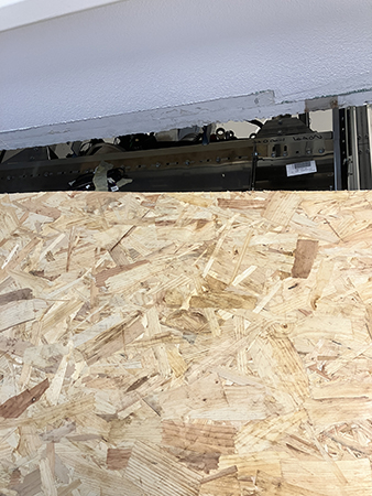 En hisskorg skymtar bakom skivan