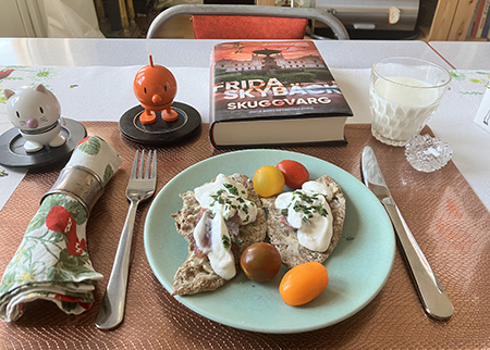 Förrätt knäckemackor med matjessill gräddfil och gräslök tomater Hopptisarna o Skuggvarg