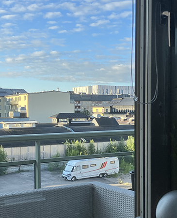 Husbil på parkeringen på baksidan