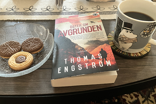 Kvällsfika med Ballerinakex o Öster om avgrunden