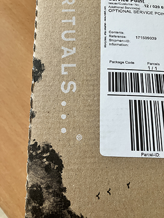 Paket från Rituals med svart fläck