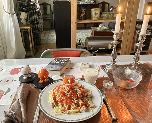 Spaghetti och kycklingfärs med ketchup Hopptisarna och Stjärnkocken
