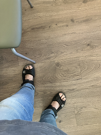 Står i väntrummet till lab och provtagning