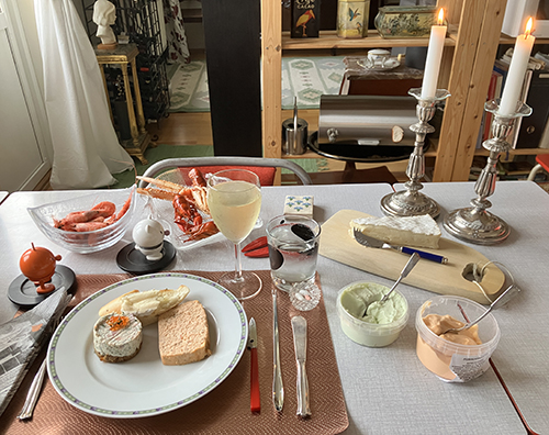 Uppdukat för skaldjursfest laxbakelse o skaldjurspaté på tallriken aioli och hummermajonnäs