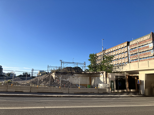 Blå himmel över järnvägen o det som var Sivia torg