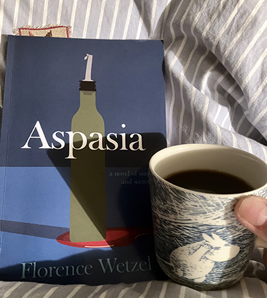 Boken Aspasia och kaffe på sängen ur en stormig Muminmugg