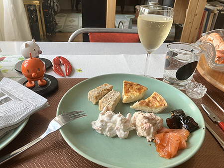 Boländsk tapas på tallriken laxpaté ostpaj två sorters lax två sorters röror