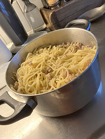 Kastrull med spaghetti och kycklingfärs
