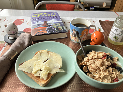 Söndagsfrukost rostat bröd o fil med Hopptisarna och The mapping of love and death Söndagsfrukost rostat bröd o fil med Hopptisarna och The mapping of love and death