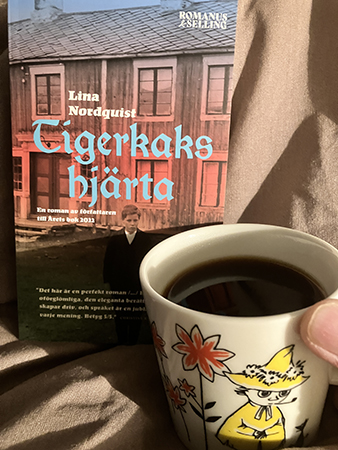 Tigerkakshjärta och kaffe på sängen Tigerkakshjärta och kaffe på sängen