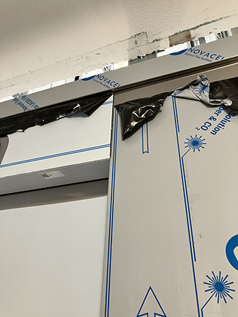 Det lyser bakom hissen