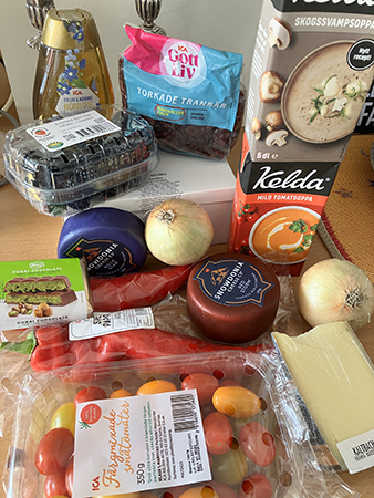 Honung bär kartong med smörgåstårta soppor ostar lök tomater spetspaprika choklad från Dubai