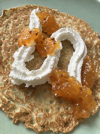 Matkonst pannkaka med slingrande grädde och hjortronsylt