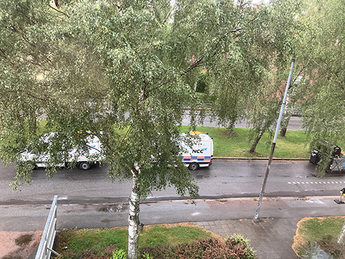 Vägarbetsfordon från NCC utanför sovrumsfönstret