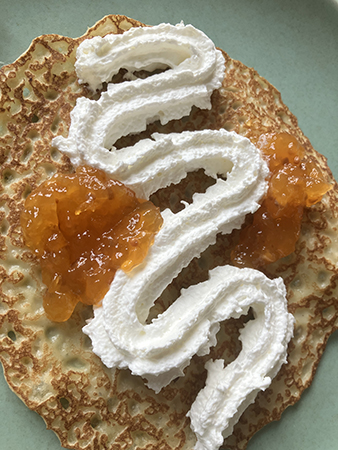 Matkonst ännu mer slingrande grädde och hjortronsylt