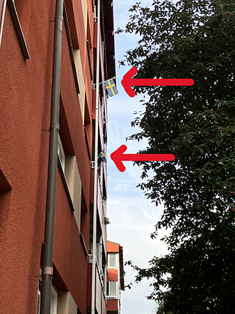 Svenska flaggor på två balkonger