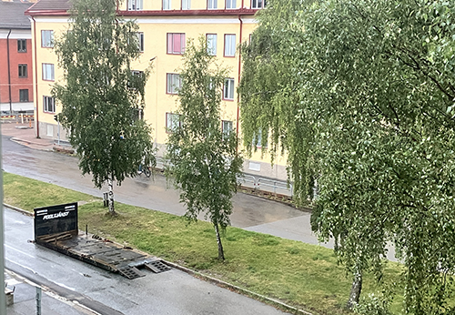 Vägarbetsfordon utanför sovrumsfönstret