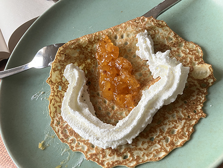 Matkonst pannkaka med grädde som U o hjortronsylt