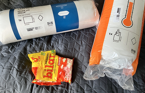 Kudde täcke o två påsar bilar från IKEA Kudde täcke o två påsar bilar från IKEA