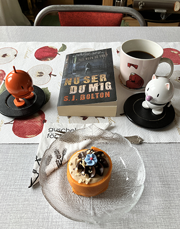 Lördagsfika vid köksbordet med Noisette Hopptisarna och boken Nu ser du mig