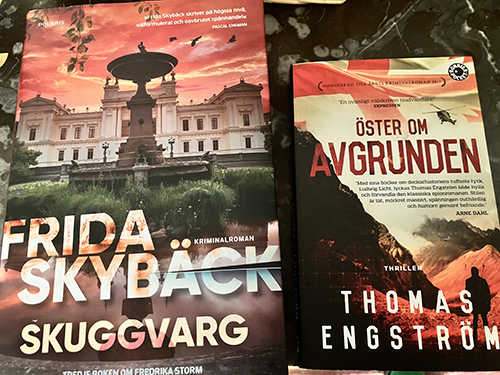 Böckerna Skuggvarg och Öster om avgrunden