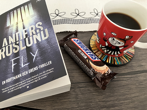 Eftermiddagsfika med Snickersglass och boken Fly