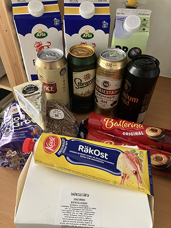 Fil Pro Viva öl bröd ädelost räkost smörgåstårta i kartong och Ballerinarullar