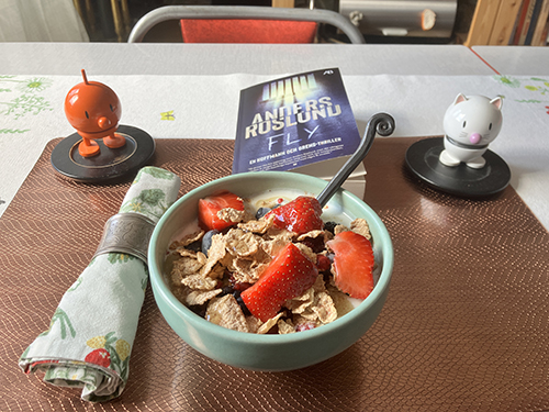 Filfrukost med bär Hopptisarna och boken Fly Filfrukost med bär Hopptisarna och boken Fly