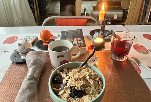 Fredagsfrukost med Hopptisarna tända ljus o boken Nu ser du mig
