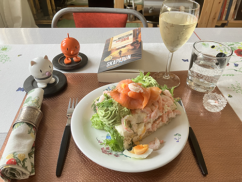 Fredagsmiddag med Hopptisarna och Skaparen smörgåstårta o ett glas Masi pinot grigio