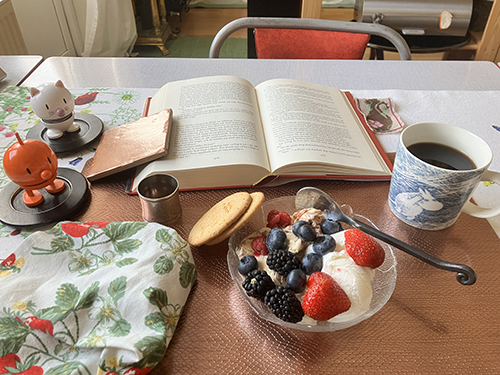 Glass med bär och digestive Hopptisarna bokuppslag kaffe