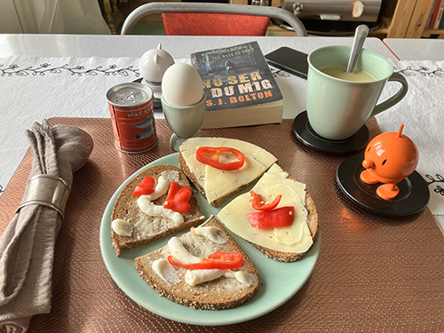Hemmalunch mackor ägg o varma koppen Hopptisarna och Nu ser du mig