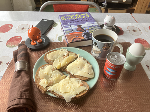 Hemmalunch mackor ägg och kaffe med Hopptisarna och Maisie Dobbs